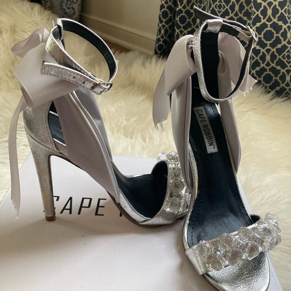 NWB Cape Robbin satin bow heels